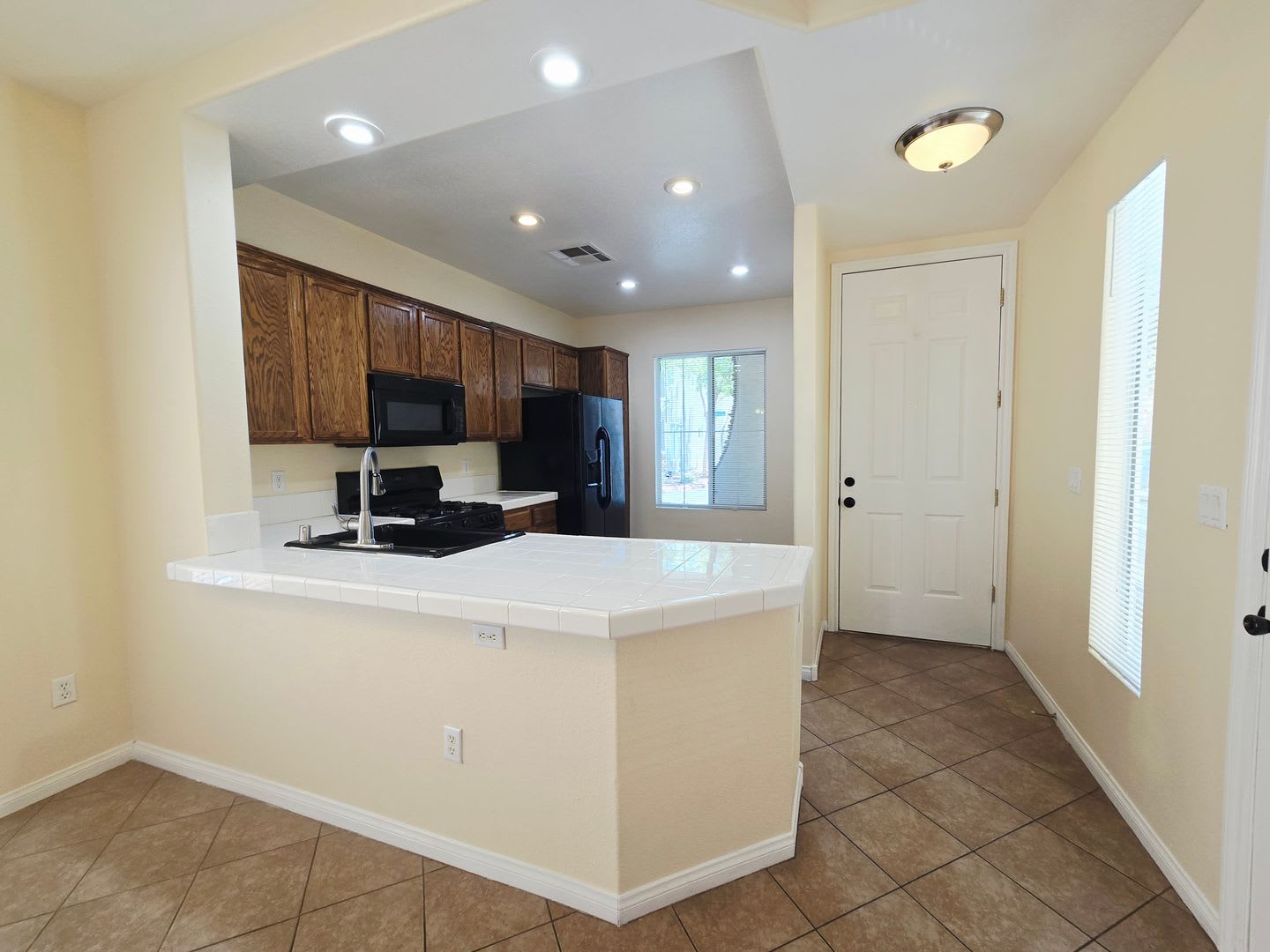 ** $300 OFF 1ST MONTHS RENT** CHARMING 2 BED/ 2 BATH HOME WITH LOFT LOCATED IN LAMPLIGHT GARDENS! – photo 3