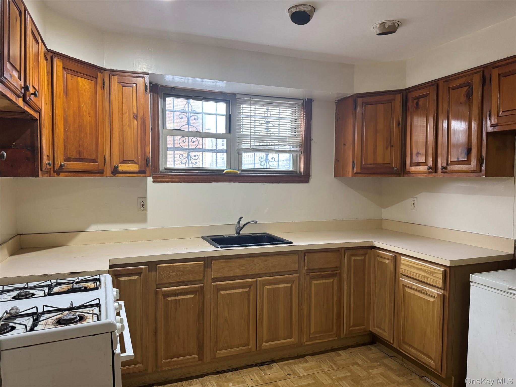 4557 White Plains Road – photo 1