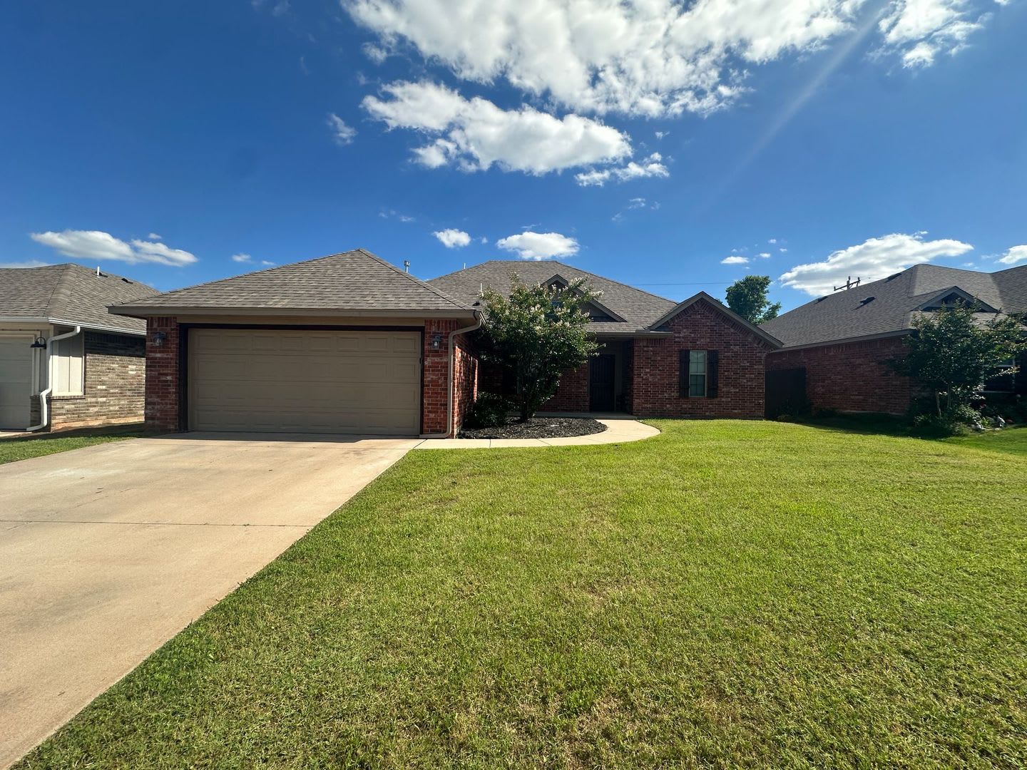 4 Bedroom 2 Bath 2 Car Garage Yukon Mustang Schools – photo 2