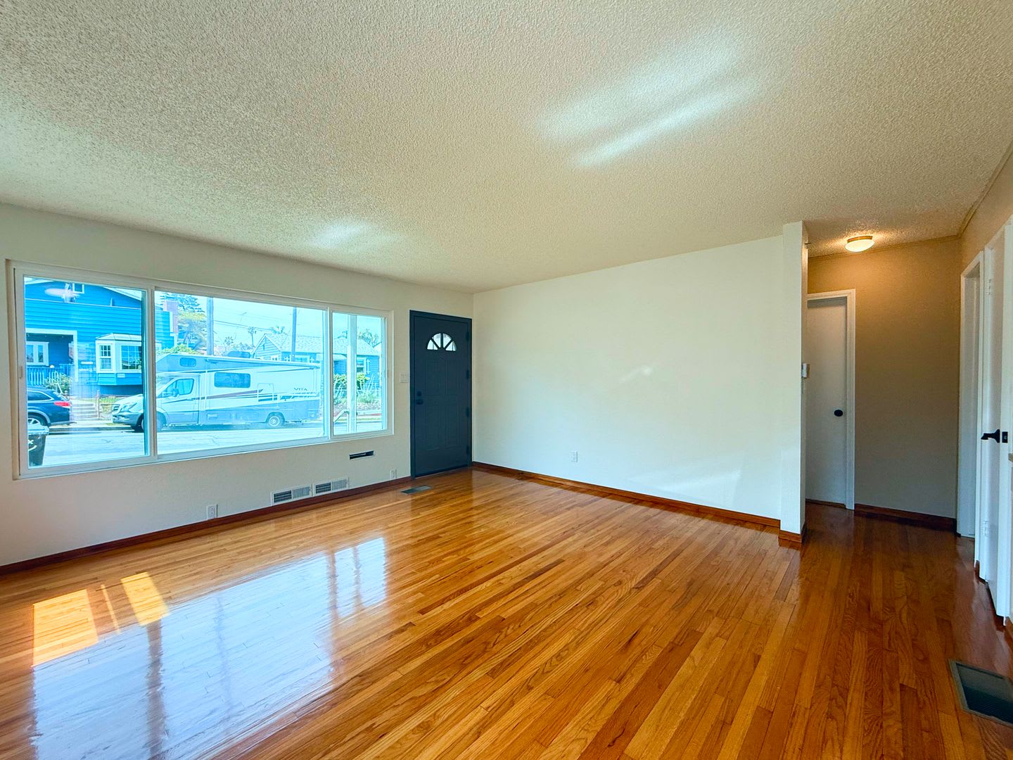 Beautiful 3/2 on a Great Block in Ocean Beach – photo 5