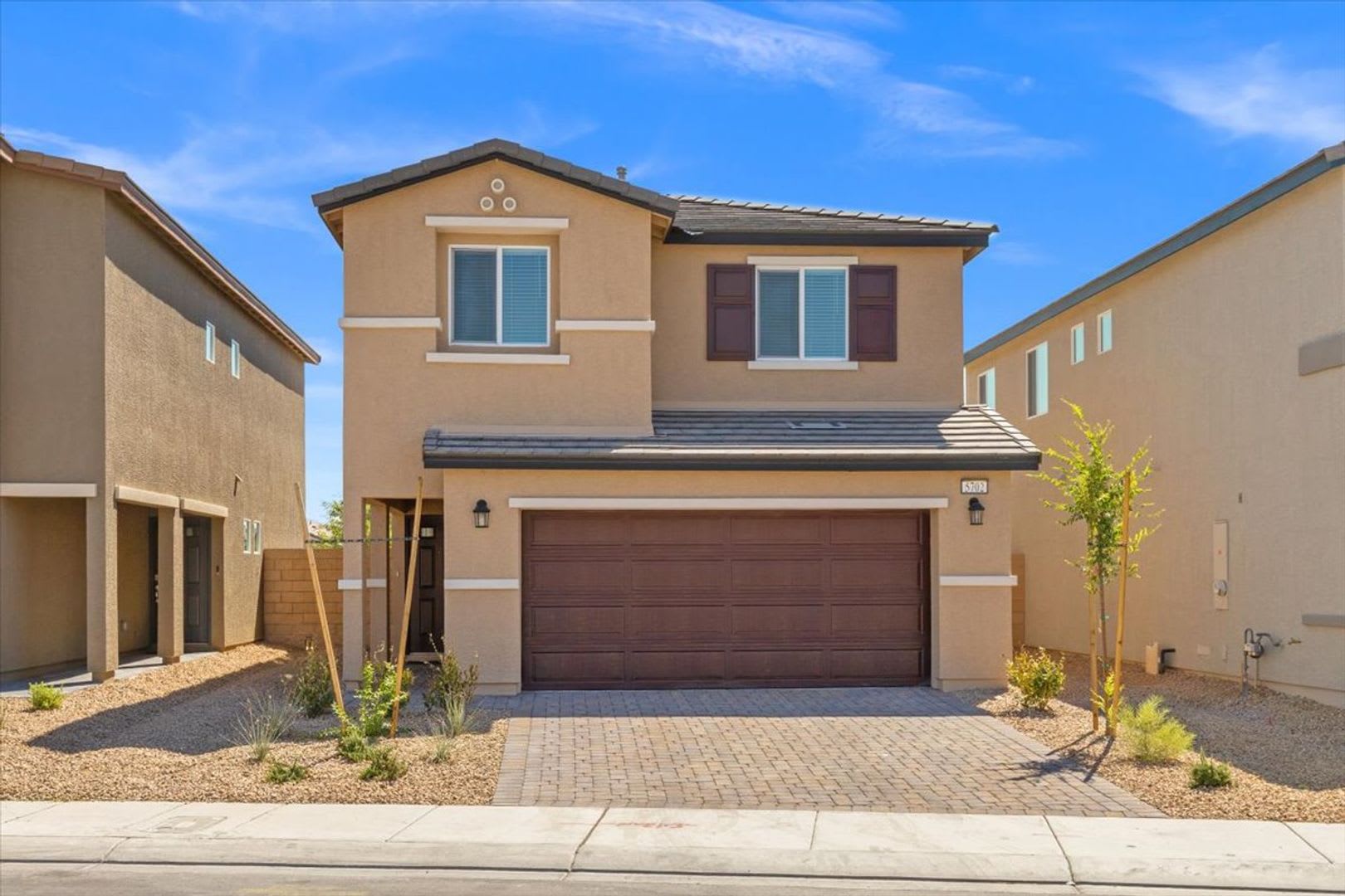 Modern 4-Bedroom Home with Turf Backyard in Gated Community – photo 2
