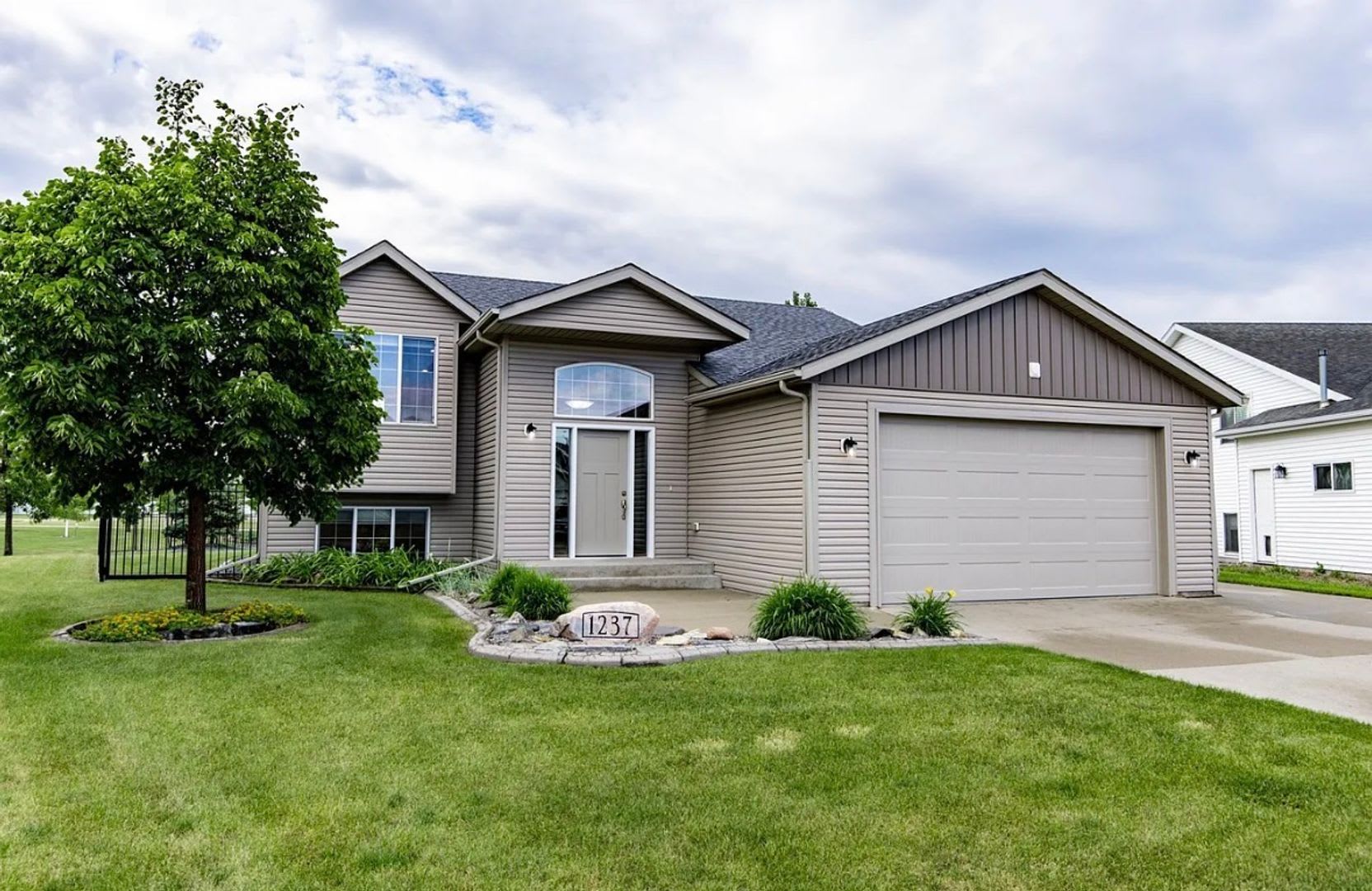Spacious 4-Bedroom Home with a Huge Fenced Yard in West Fargo! – photo 1