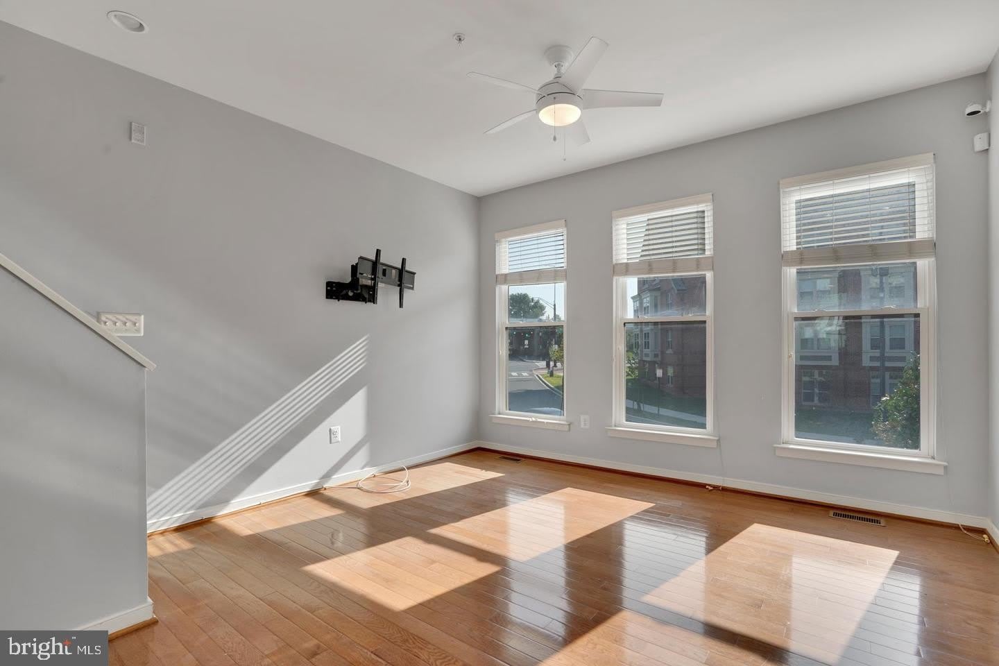 909 5TH Street SE – photo 4
