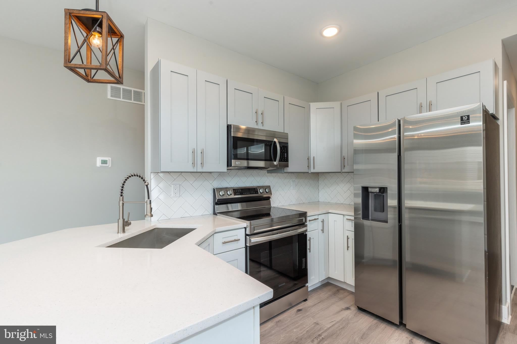 2729 W GLENWOOD Avenue – photo 3