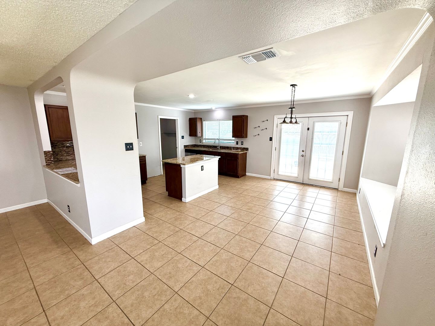 *MOVE IN SPECIAL* Beautiful 3 Bedroom Home with Granite Countertops & Large Backyard – photo 5