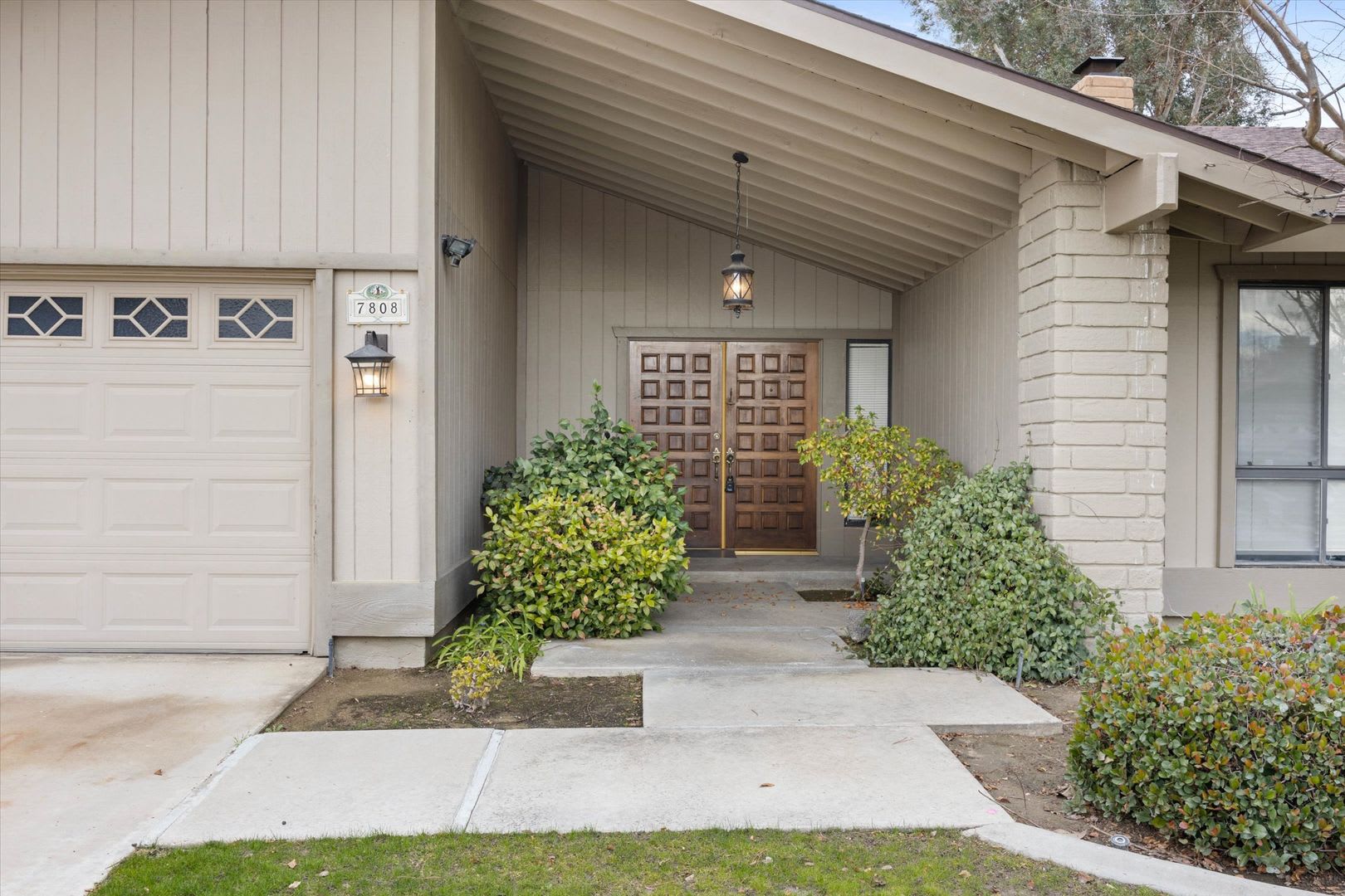 Beautiful Laurelglen Home with Lush Landscaping! – photo 3