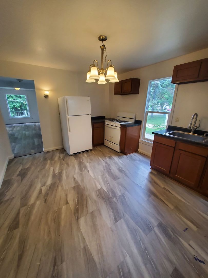3 Bedroom Single Family – photo 3
