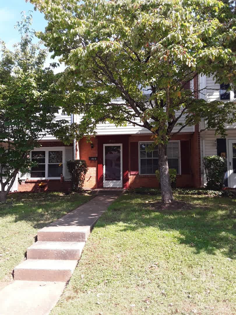 Three bedroom townhome with small, fenced-in patio/ yard area. – photo 2