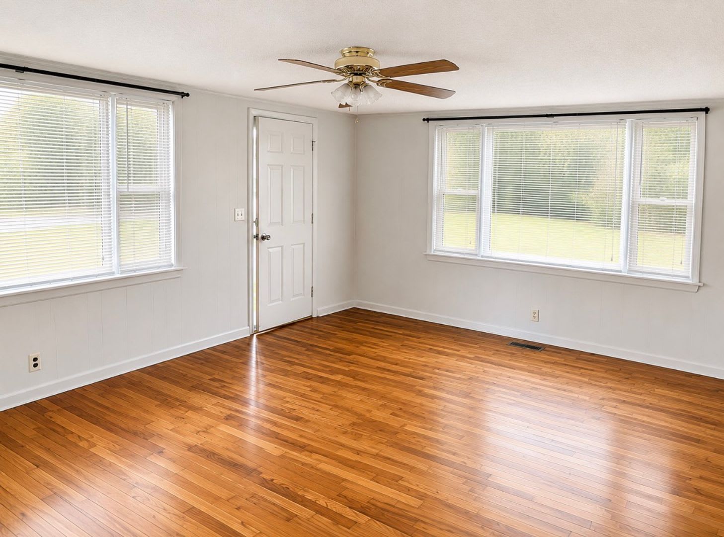 4 Bedroom, 2 Bath – photo 4