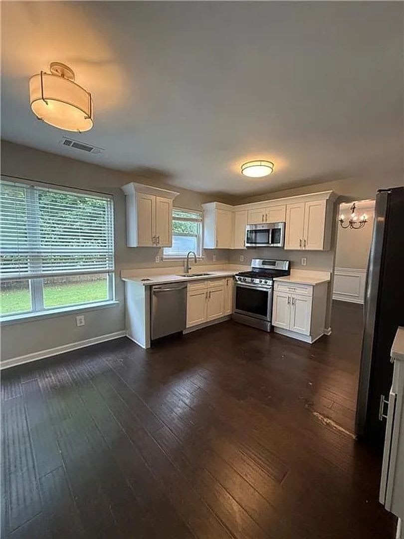 Room in 4 Bedroom Home in Snellville – photo 2