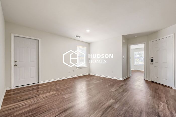 1143 Oak Street – photo 4