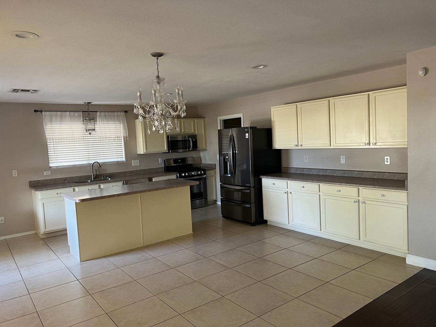 Spacious 4 Bedroom 2.5 Bath Home with Pool in Oro Valley – photo 3