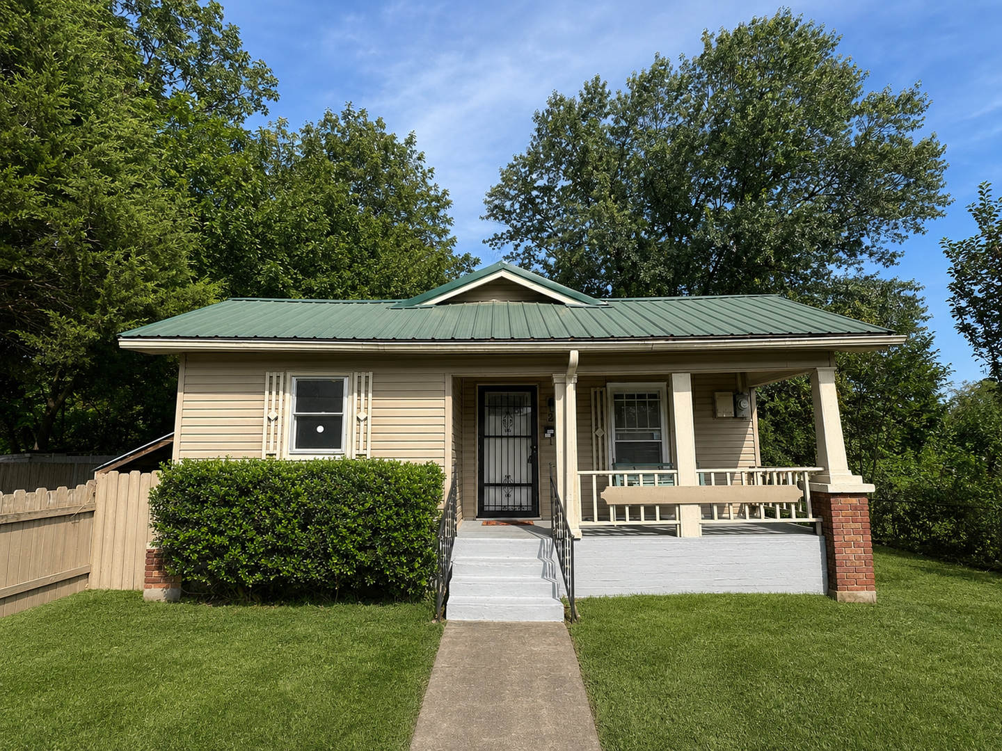 3 Bedroom/ 1.5 Bath Available Now! – photo 1