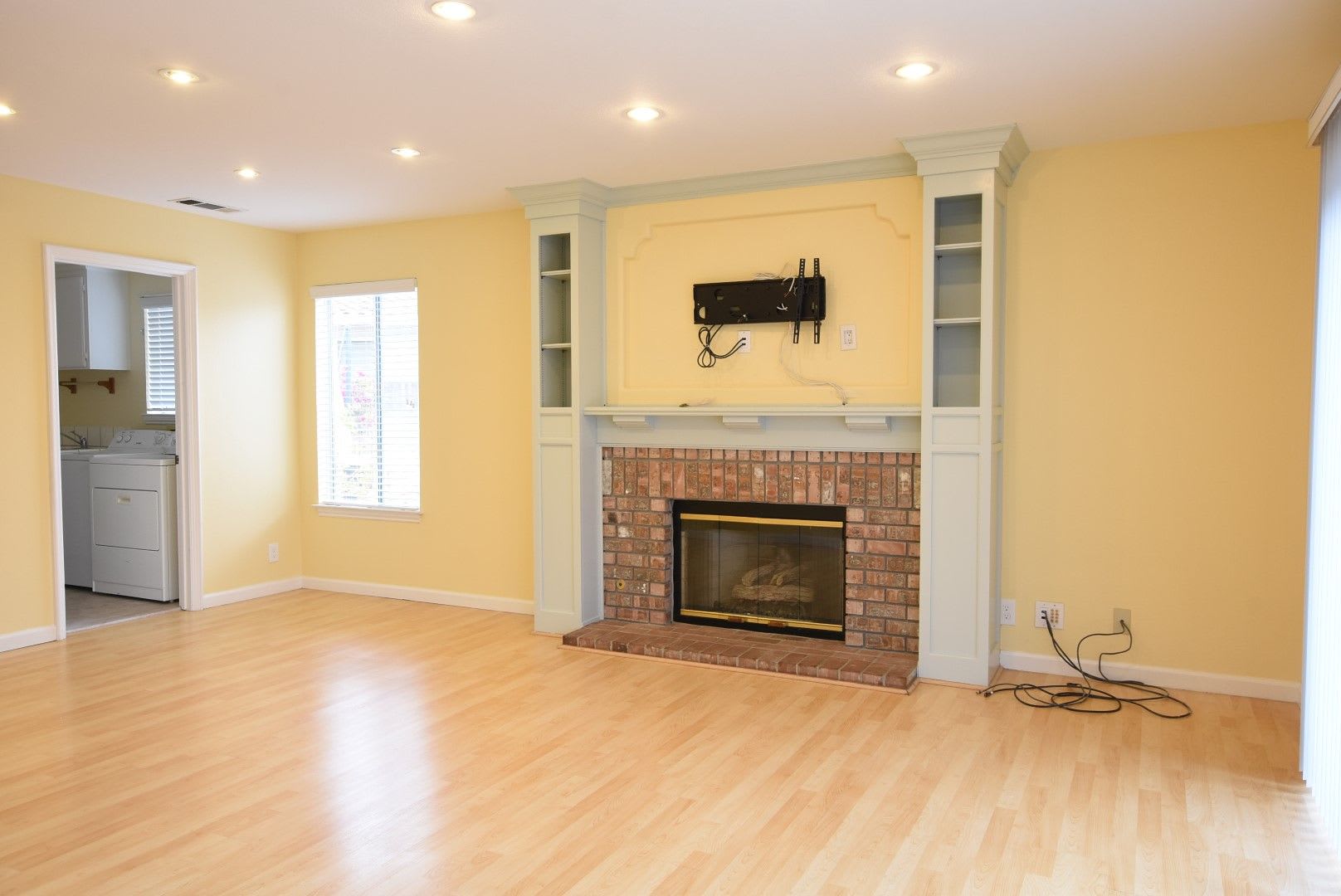 Beautiful 4 Bedroom 3 Bath Evergreen Home with Stunning Spacious Backyard! – photo 4
