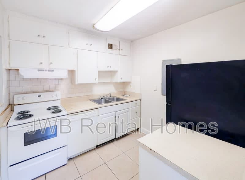 3232 Dellwood Ave – photo 2