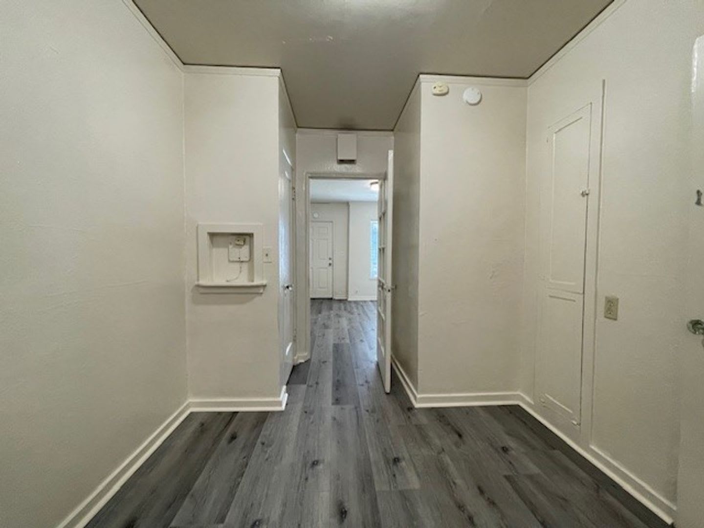 Quaint Studio Freshly Painted With Modern Fixtures With Front And Back Entrance – photo 4
