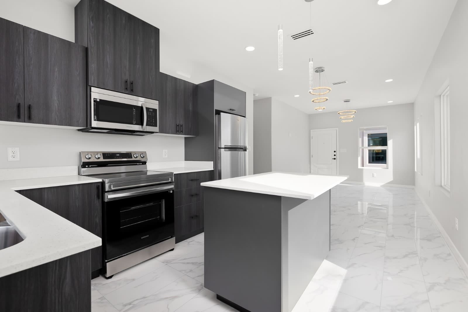 900 N Clarence Ave – photo 1