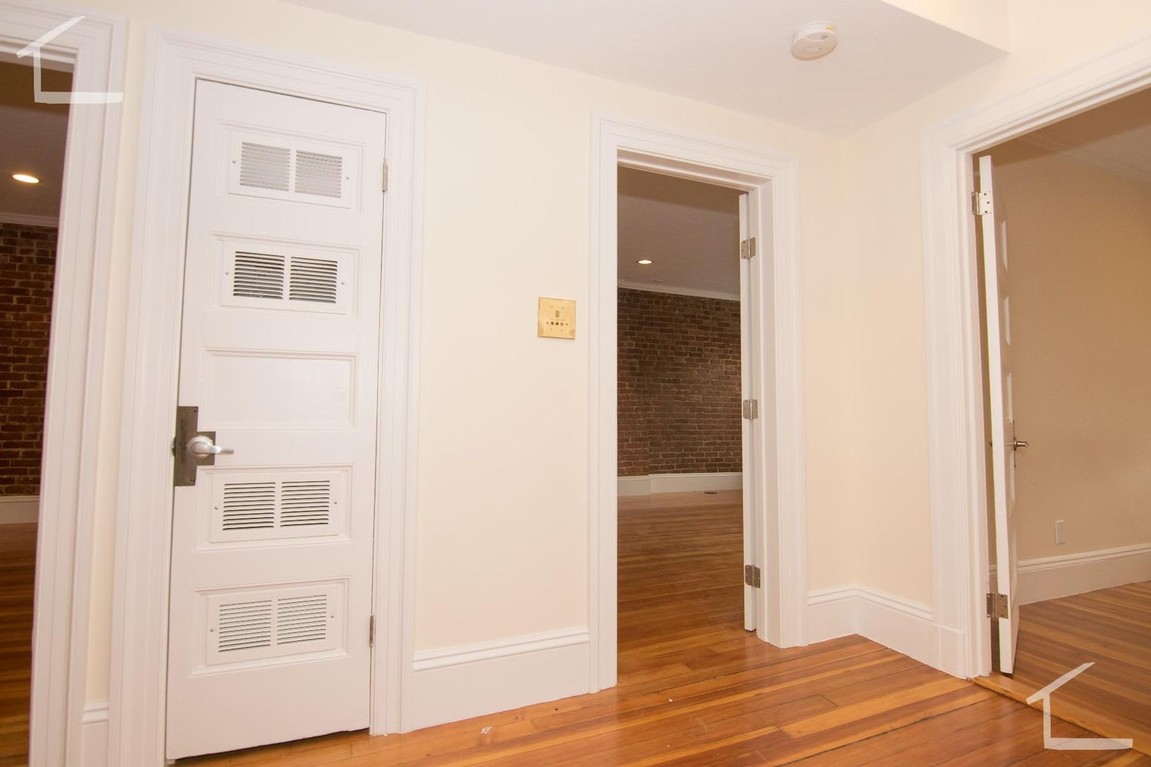 Charming 3 Bedroom-No Broker Fee – photo 3