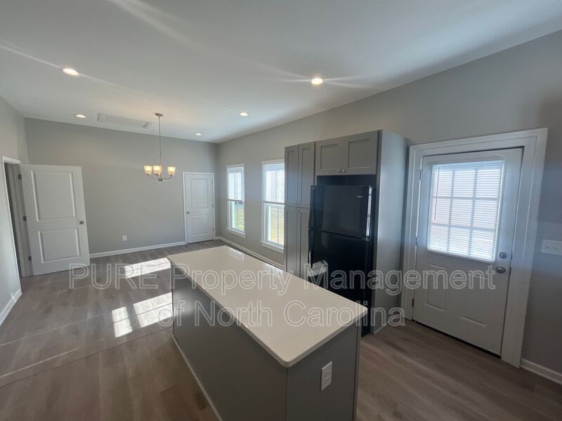 608 S Yadkin Ave – photo 4