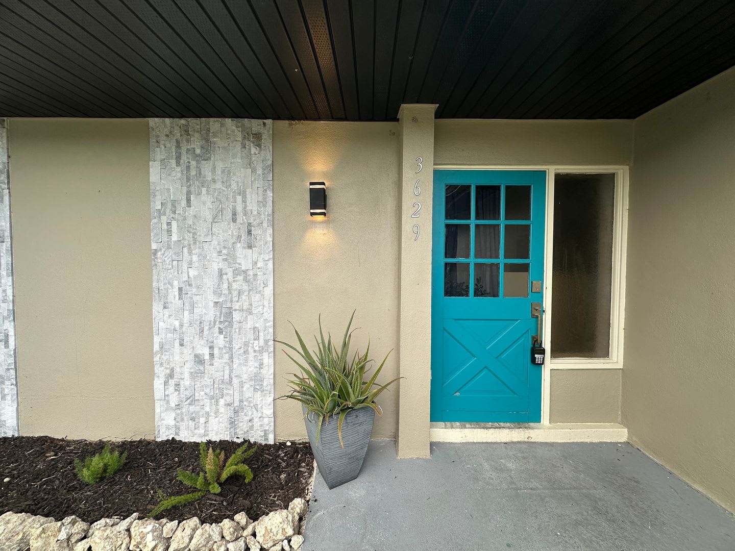 Great Location! 2 Bed 2 Bath Duplex Available Now – photo 1