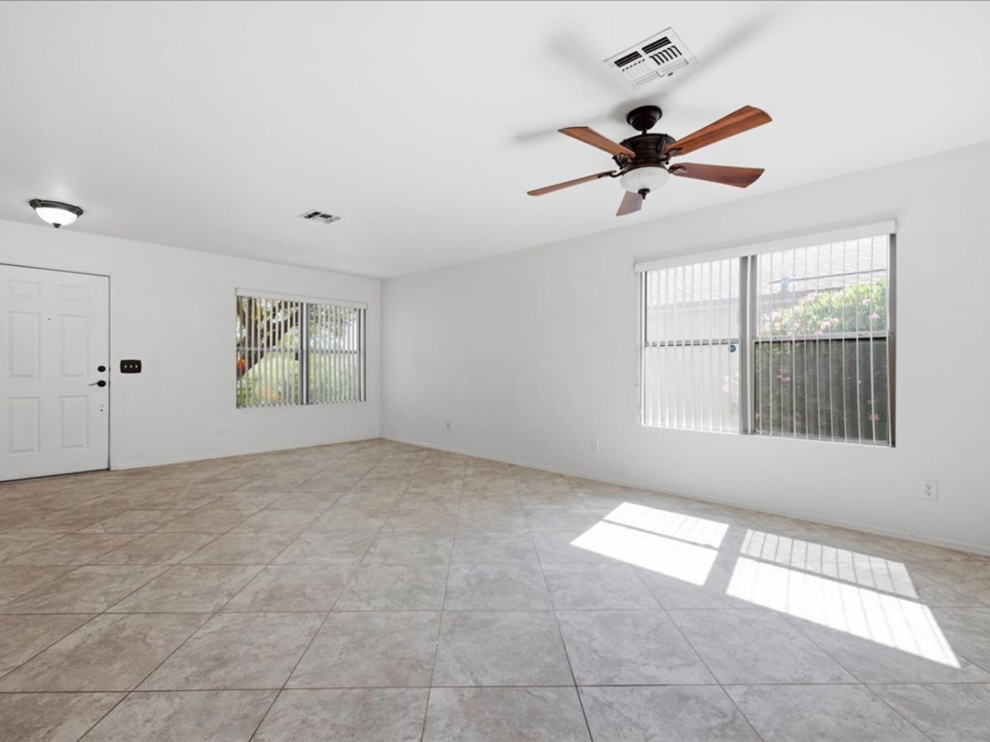 Spacious 4-Bedroom Home with Modern Features & Large Backyard! – photo 3