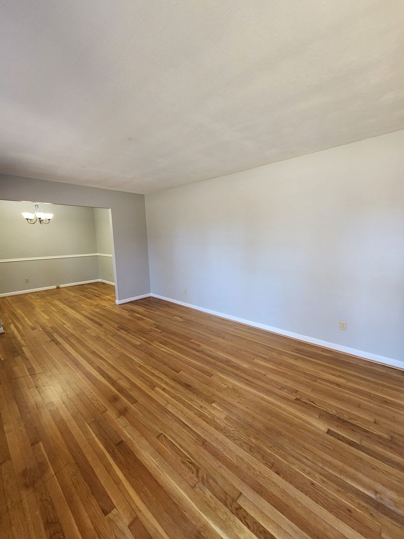 !!500!! Move-IN Discount Spacious 3-Bedroom Brick Home with Two Living Areas & Fenced Backyard! – photo 5