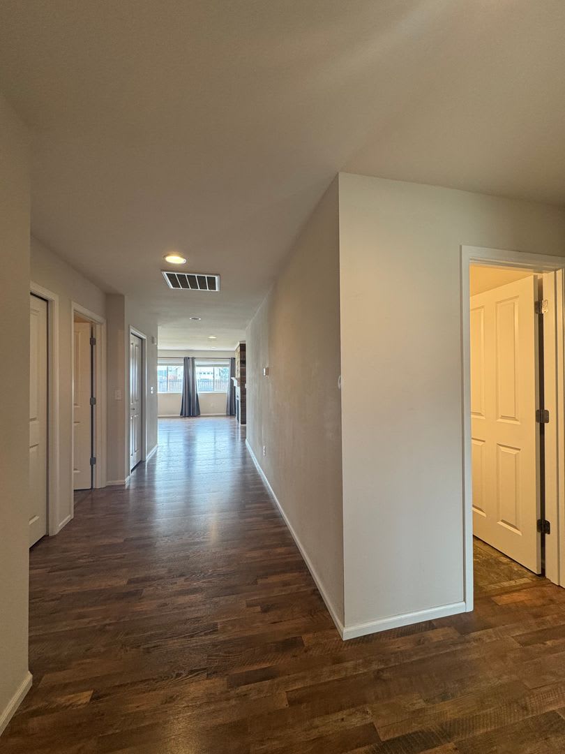 Quiet 3 Bed Home with Fenced Yard – photo 3