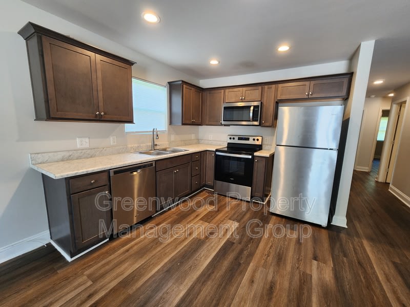 414 Whiteoak Street – photo 3