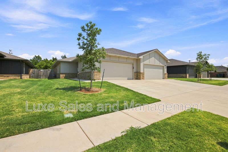 10912 Oak Hollow Drive – photo 2