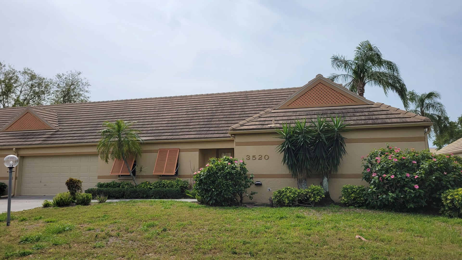 Annual UNfurnished renovated 2/2 villa in gated Bradenton community – photo 1