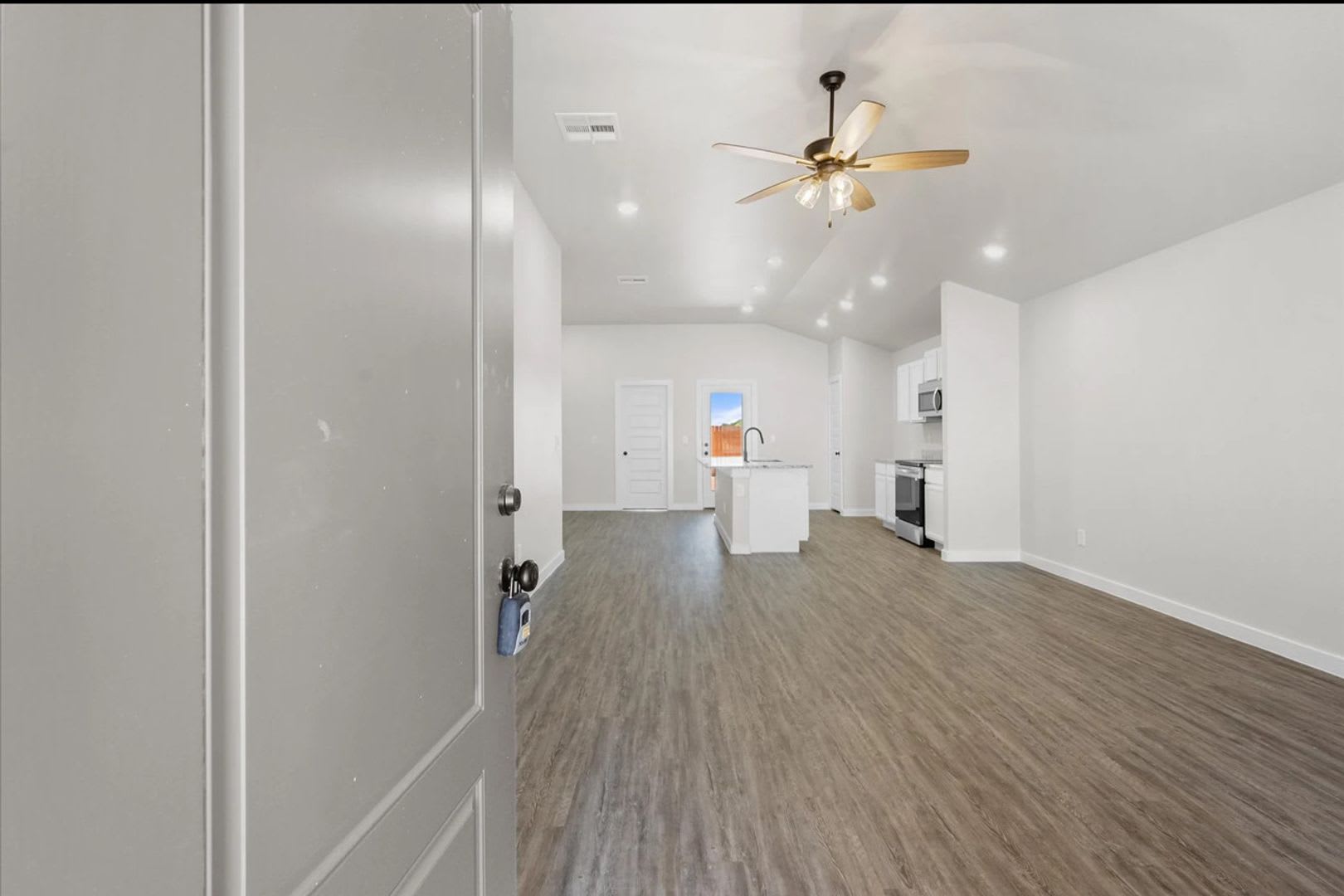 Full Appliance Package At 1799 A Month With A 15 Month Lease Modern Smart Home Living In Willow Bend 2154 Kokomo – photo 2