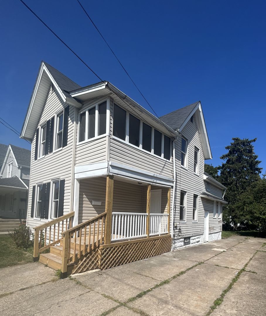 Welcome To This Spacious 6 Bedroom 2 Bathroom House Located In The Vibrant City Of Cleveland – photo 1