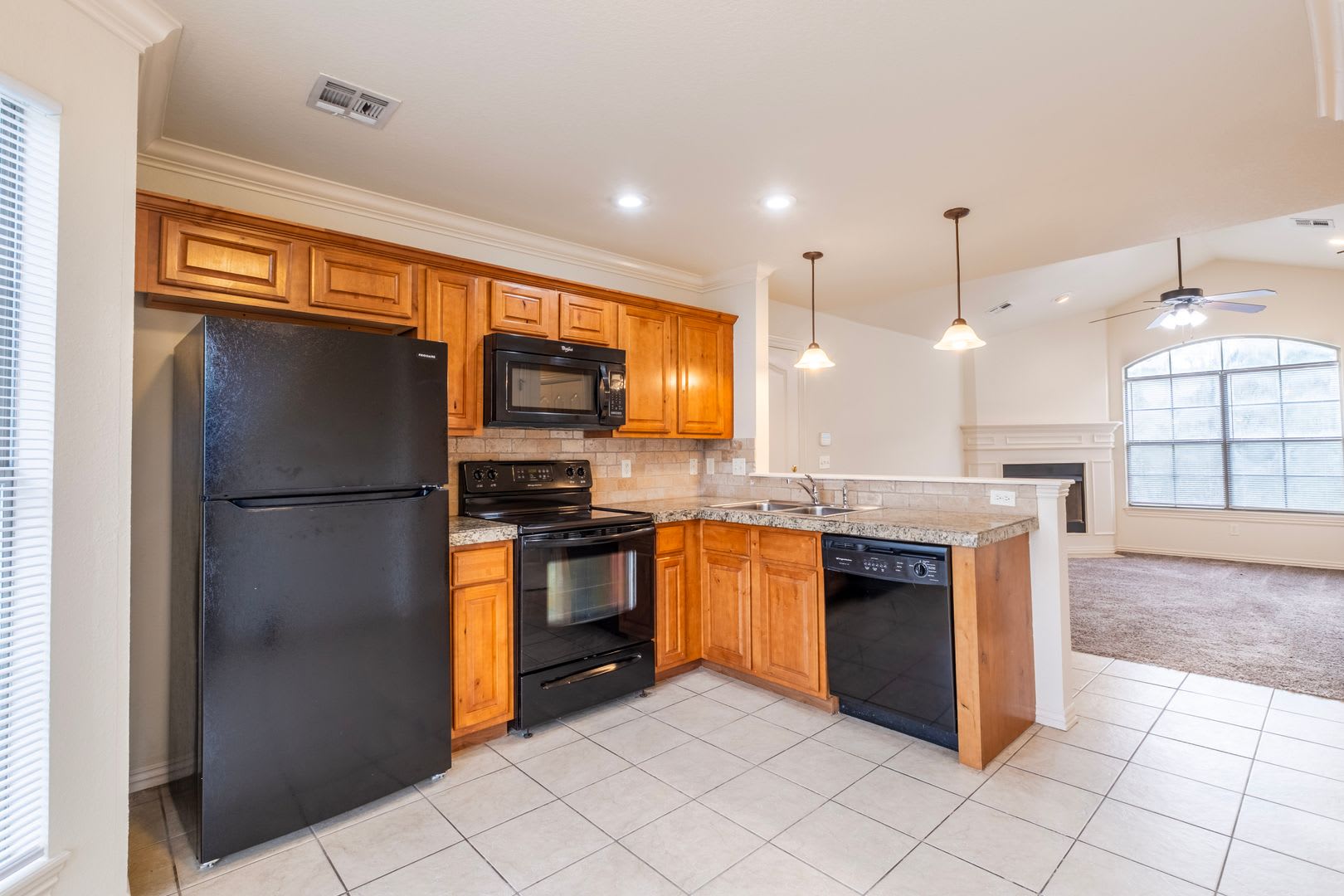 3 bed, 2 bath Condo: MOVE IN SPECIAL!! – photo 3