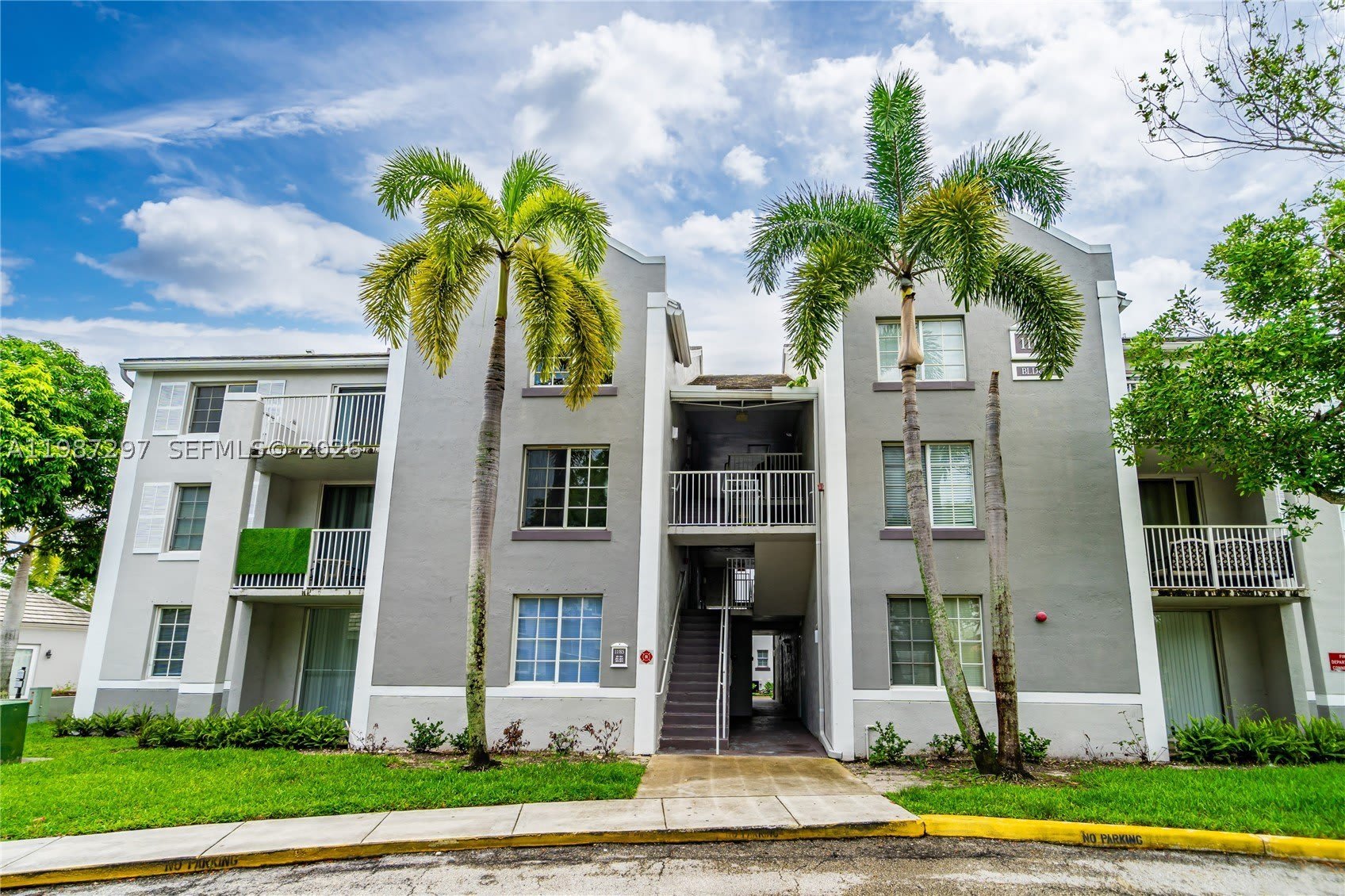 11185 SW 6th St – photo 3