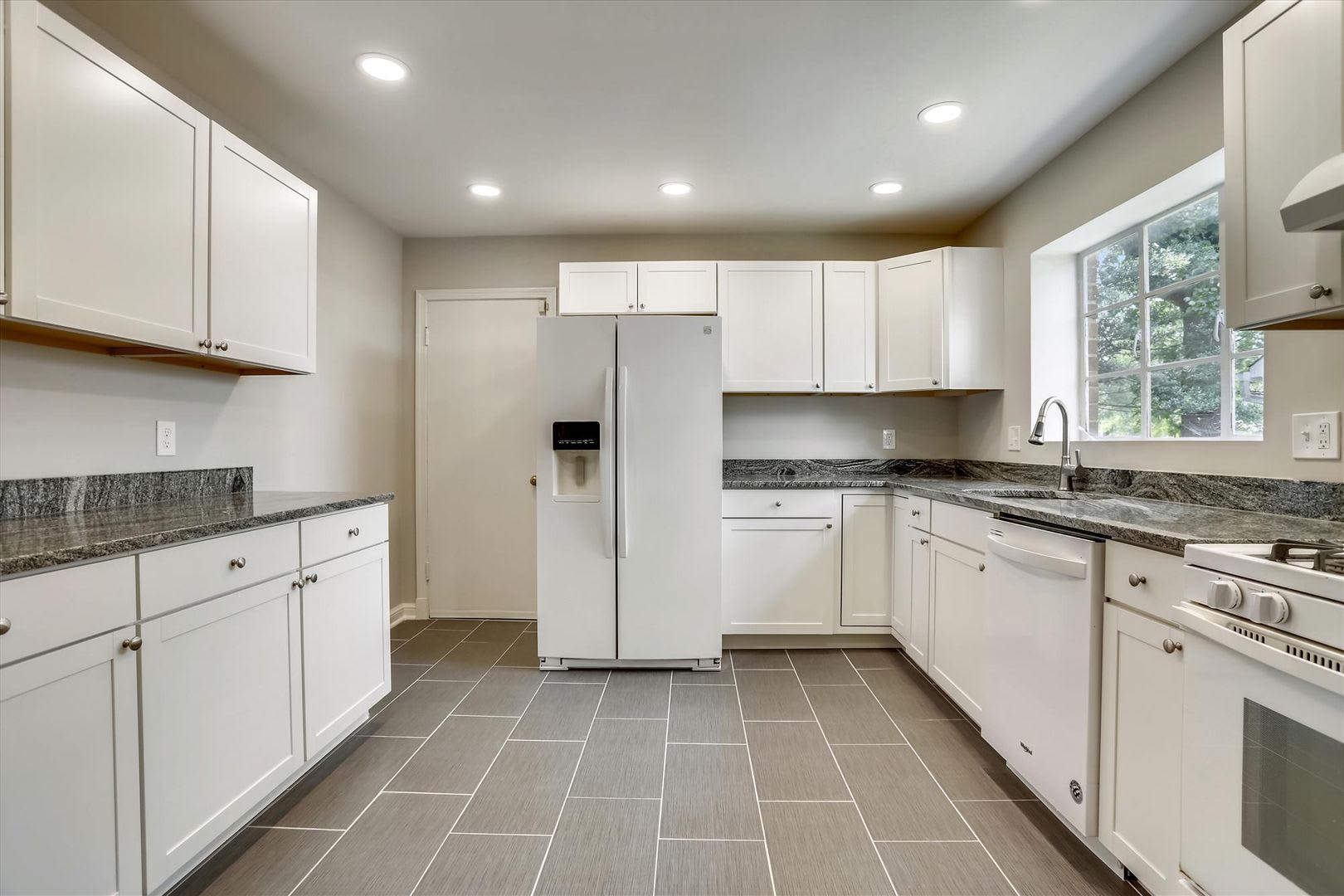 One Level Living -- 5bed / 3bath – photo 5