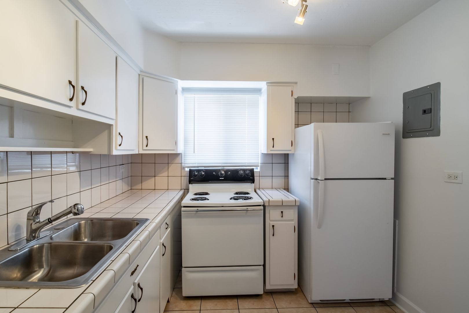 Deluxe One Bed/One Bath Apartment + Private Balcony – photo 2