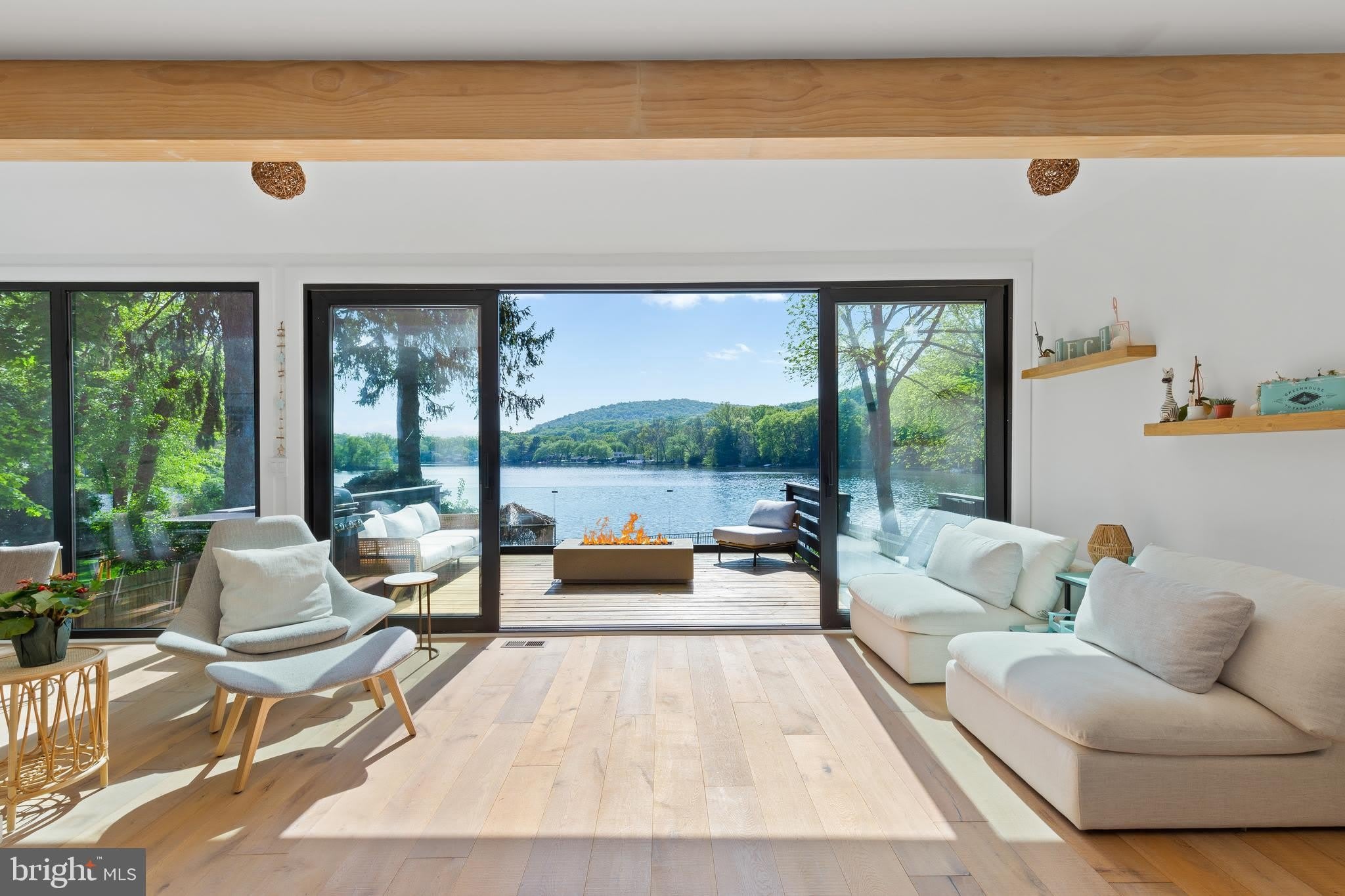 101 LAKESHORE DR – photo 1
