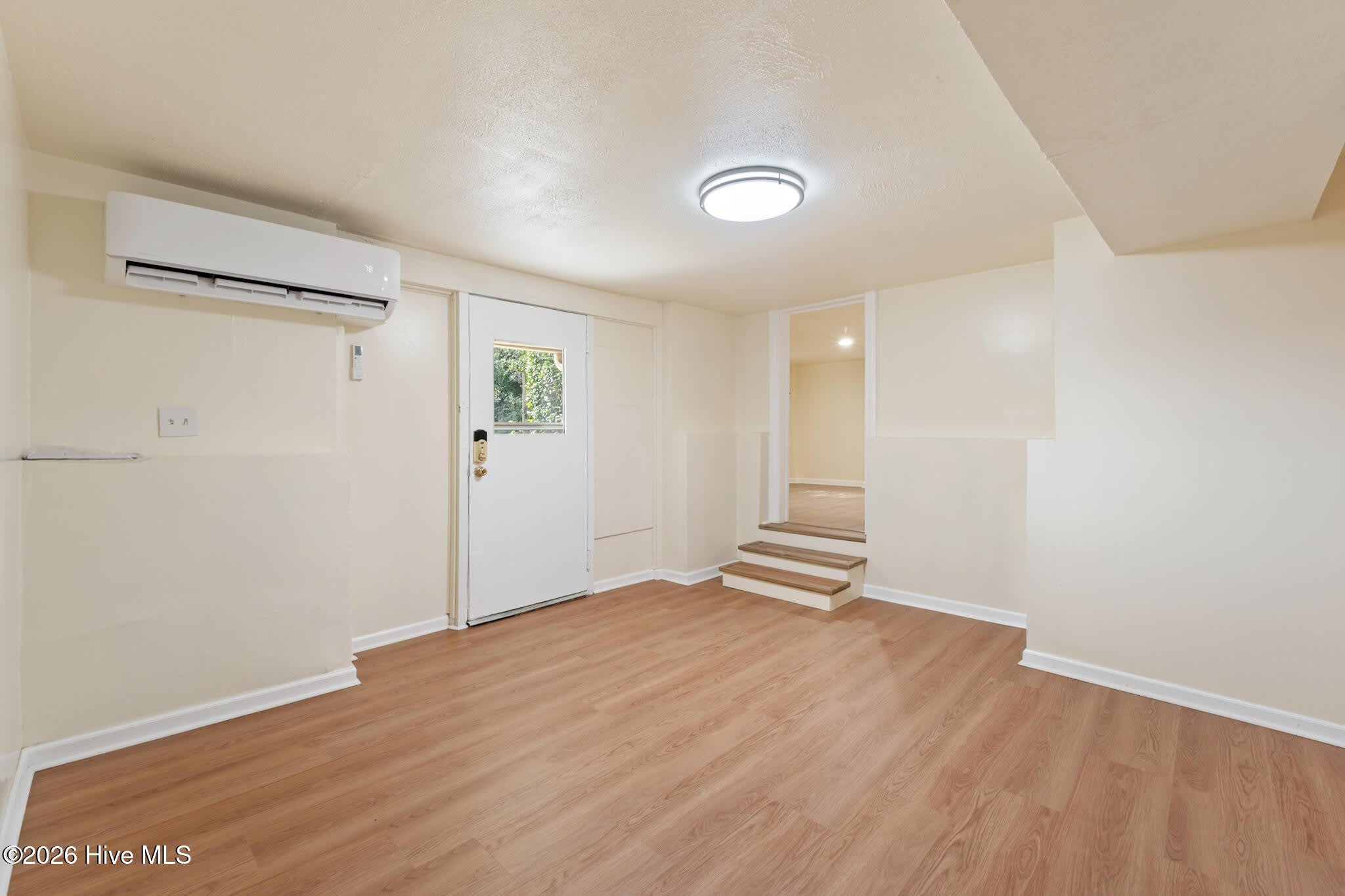 1422 Heard Avenue – photo 4