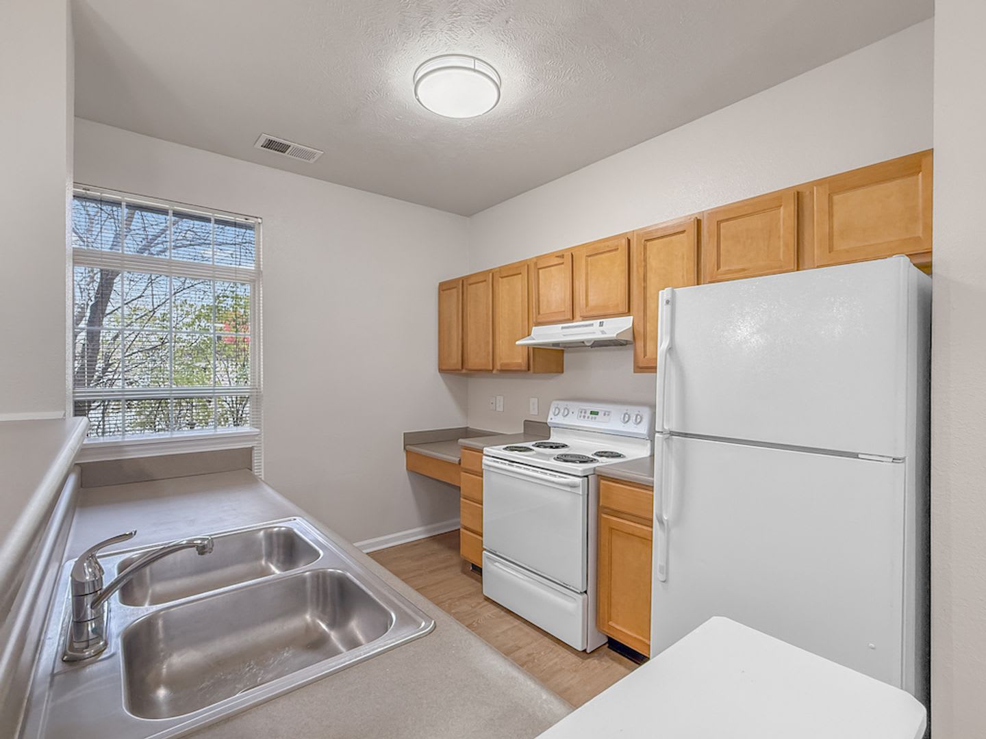 Luxe 1-Bedroom Haven: Serene Lakeside Living at Lakeshore Community – photo 5
