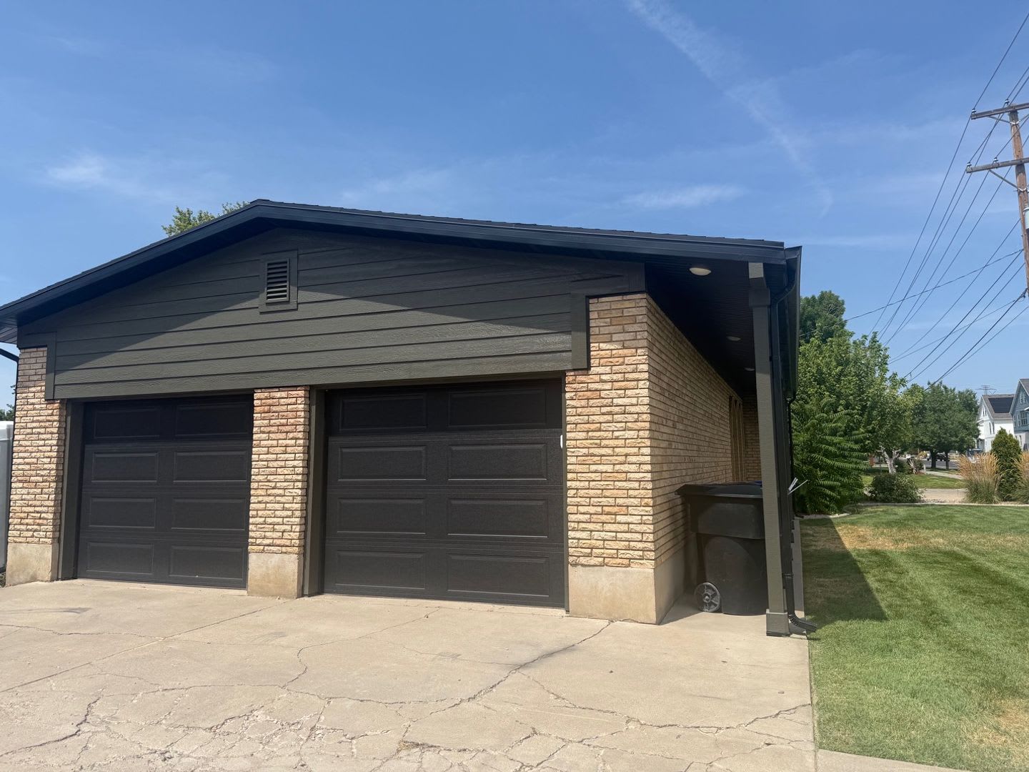 Beautifully remodeled with granite countertops, 2 car garage, 2nd kitchen – photo 3
