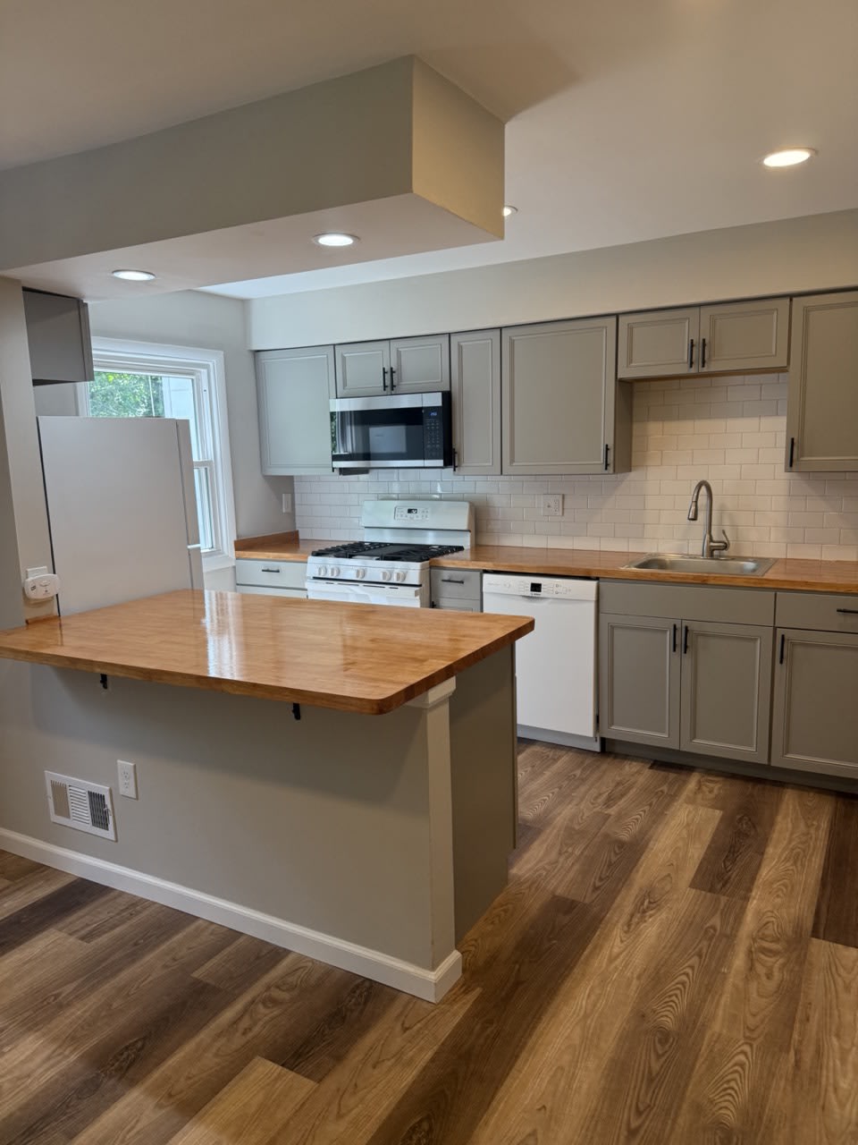 14658 Bakersfield Street – photo 2