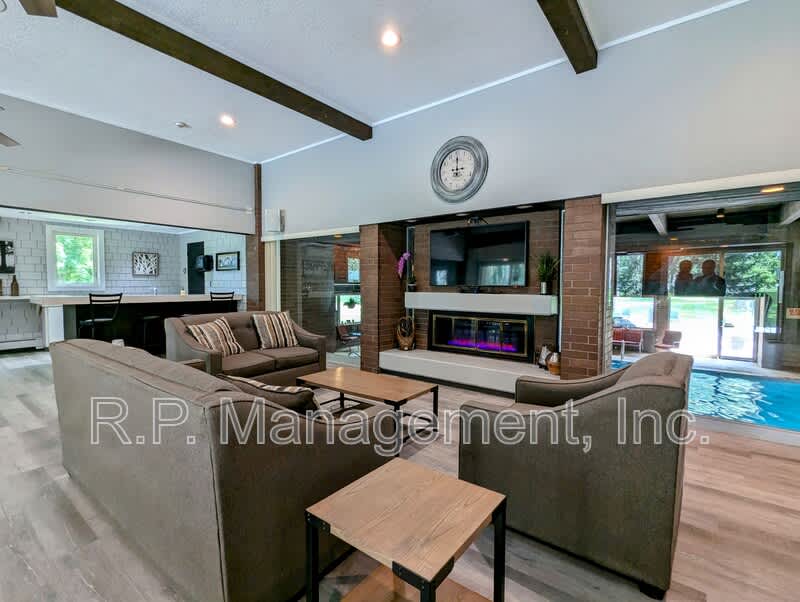 2800 Hamline Ave N – photo 1