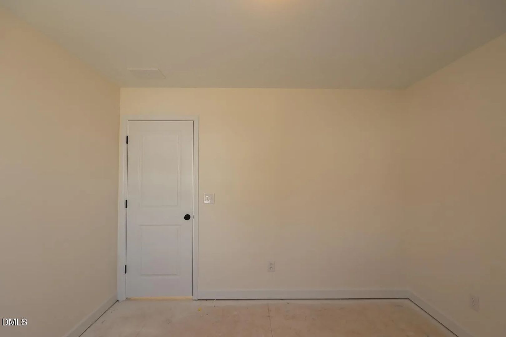 Room in 5 Bedroom Home at Dimaggio Dr – photo 4