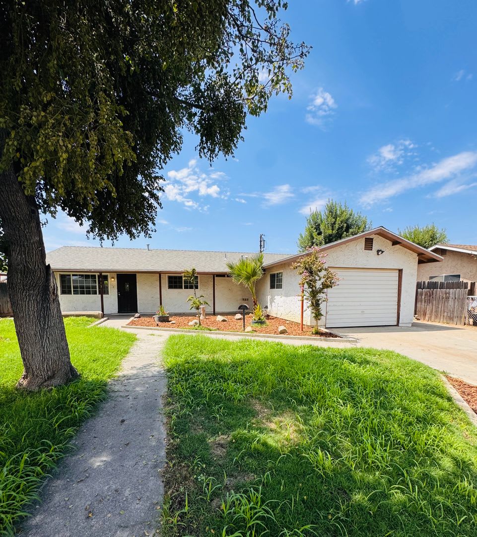 4 Bedroom 2 Bath Ranch Style Home in Lemoore – photo 3