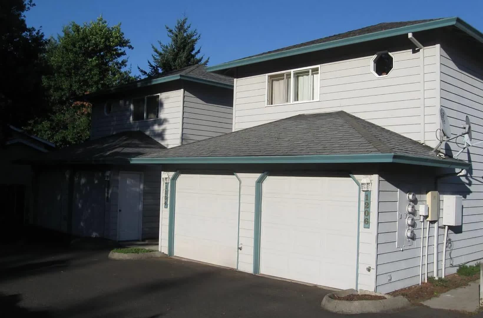 Large Renovated upstairs 2-bed 1-bath (approx. 1347 sq. feet) – photo 5