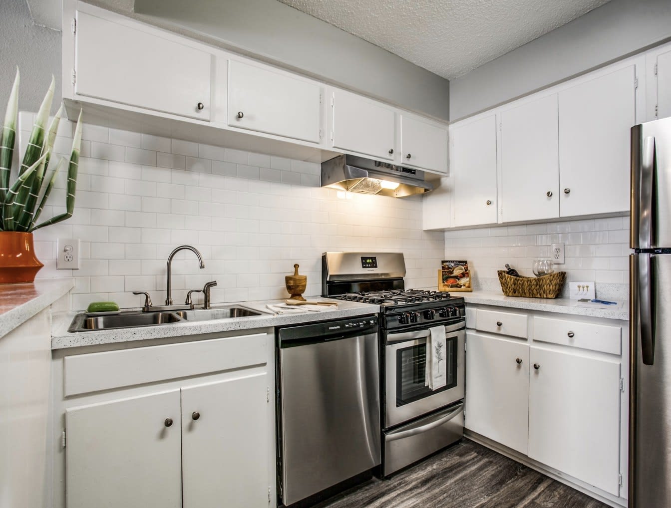 Village Oaks Apartments – photo 1
