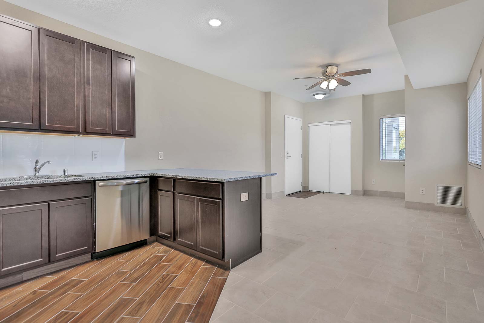 1040 Como Avenue SE – photo 2