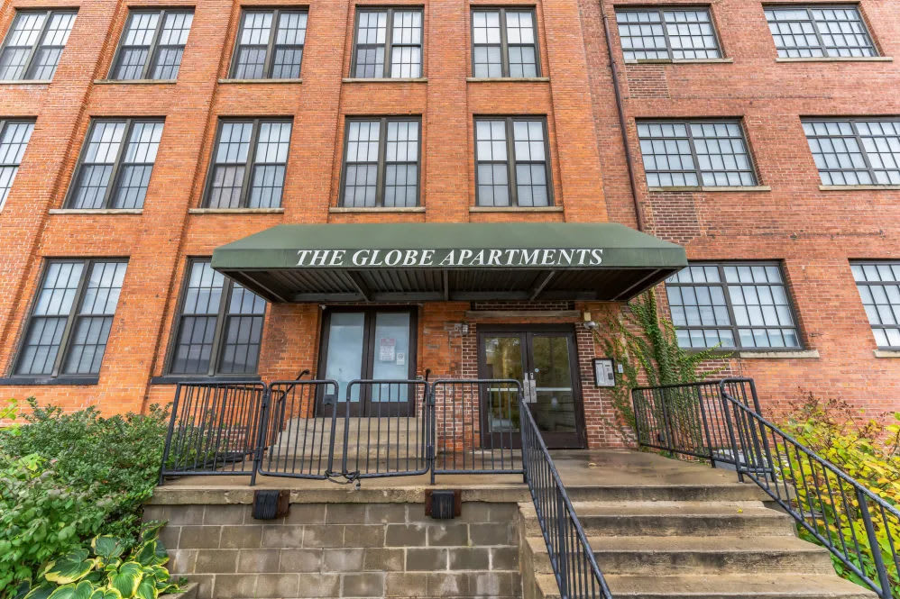 The Globe – photo 1