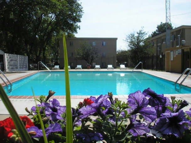 Ford Parkway Apartments – photo 1