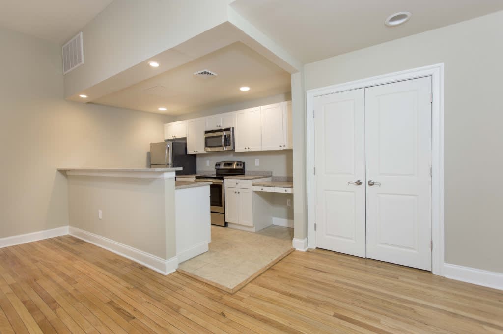 Colonial Apartments – photo 2